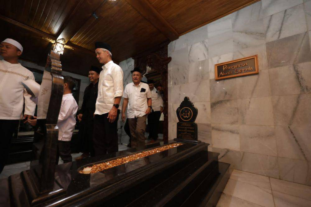 Ganjar Pranowo bersilaturahmi ke Pondok Pesantren (Ponpes) Suryalaya, Desa Tanjungkerta, Tasikmalaya, Jawa Barat, pada Selasa (10/10/2023) (IDN Times/Istimewa)
