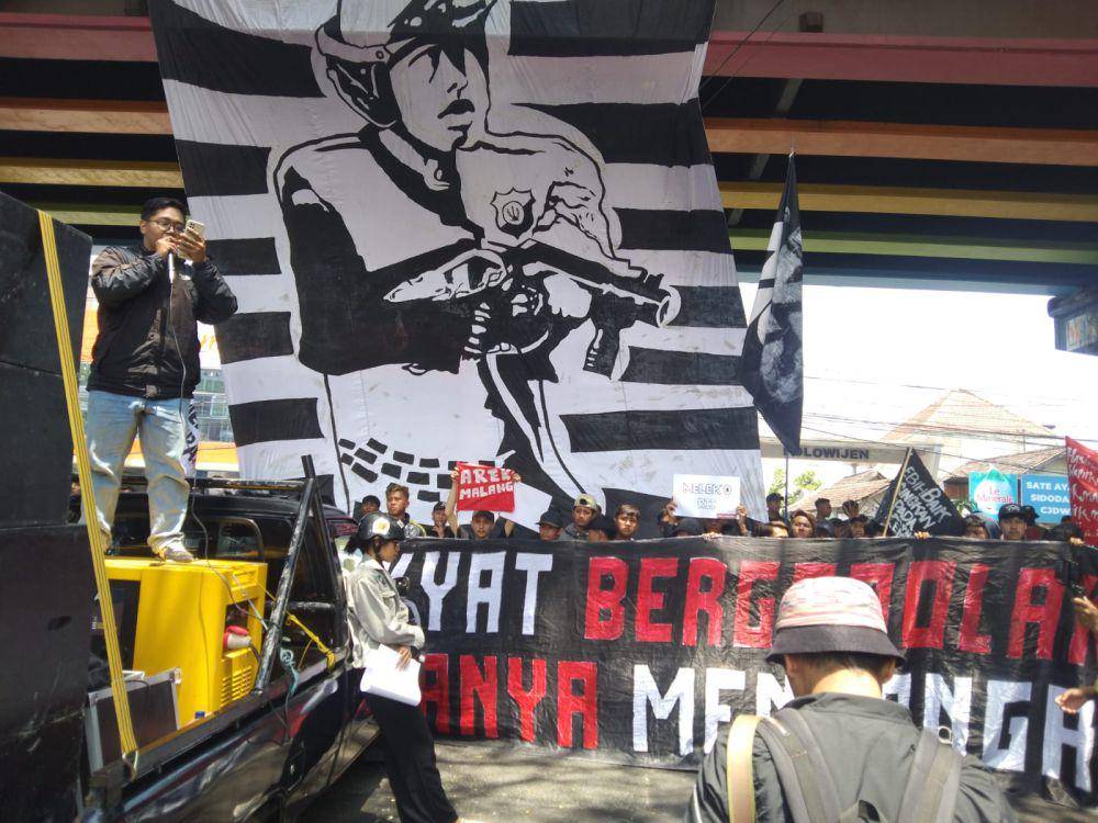 Aksi demonstrasi menuntut bebas 8 Arek Malang di PN Kota Malang. (IDN Times/Rizal Adhi Pratama)