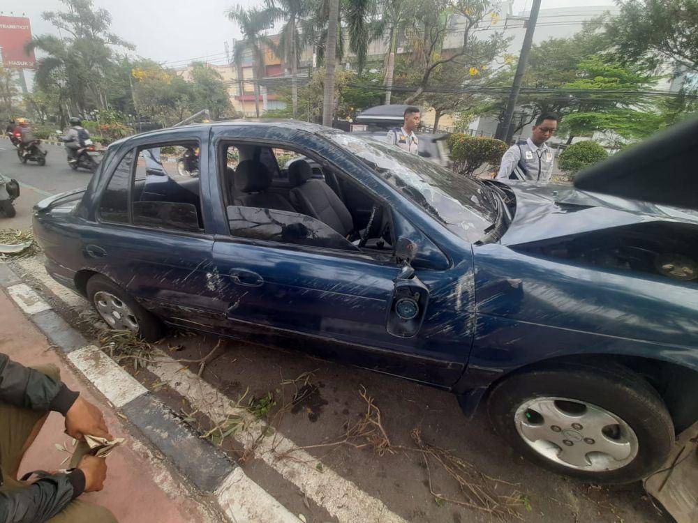 Mobil Sedan kecelakaan di Bekasi. (Dokumen Polres Metro Bekasi Kota)