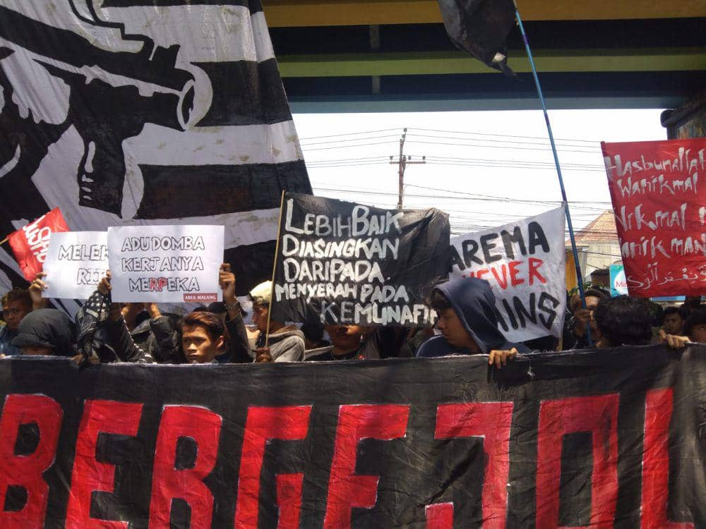 Aksi menuntut pembebasan 8 terdakwa Arek Malang di PN Kota Malang. (IDN Times/Rizal Adhi Pratama)