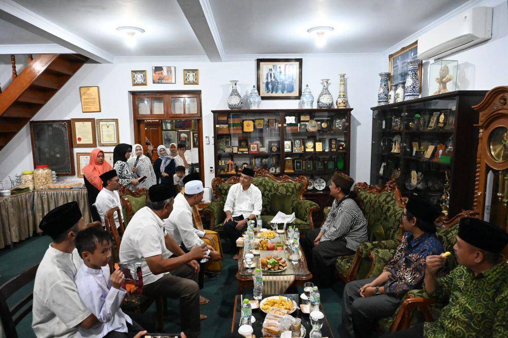 Ganjar Pranowo bersilaturahmi ke Pondok Pesantren (Ponpes) Suryalaya, Desa Tanjungkerta, Tasikmalaya, Jawa Barat, pada Selasa (10/10/2023) (IDN Times/Istimewa)