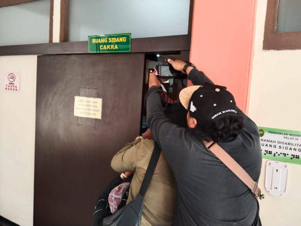 Sidang pembacaan putusan terhadap 8 terdakwa pengerusakan kantor Arema FC berjalan tertutup. (IDN Times/Rizal Adhi Pratama)