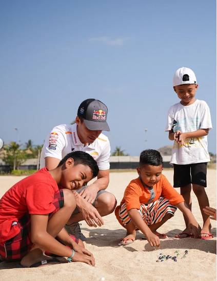 Joan Mir bersama anak-anak Mandalika (instagram Joan Mir)
