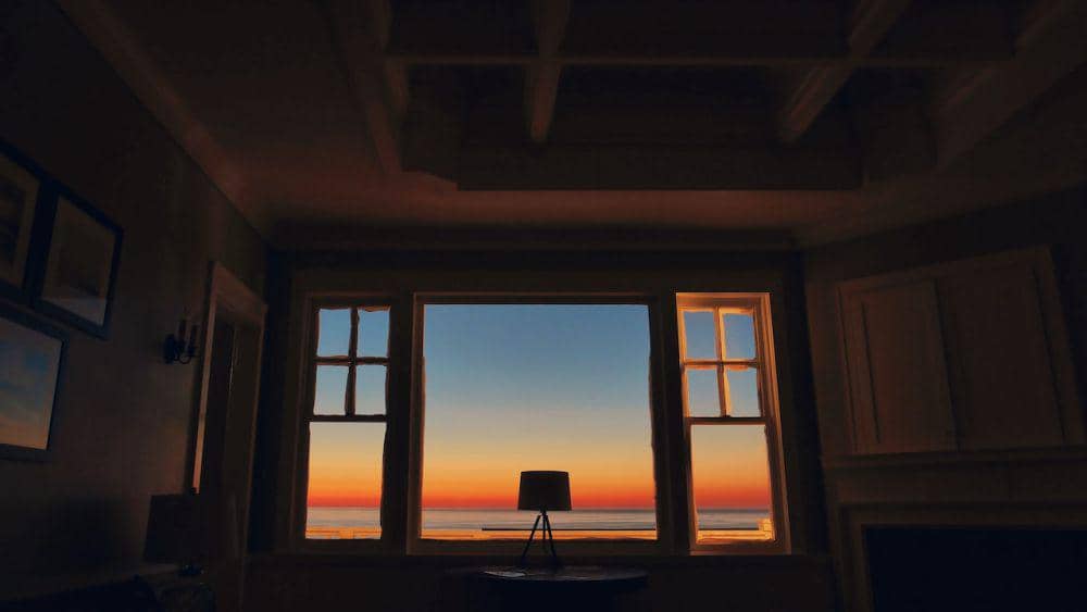 ilustrasi jendela terihat luas ketika tidak ada perabotan berat menutupinya (pexels.com/Aleksey Kuprikov)