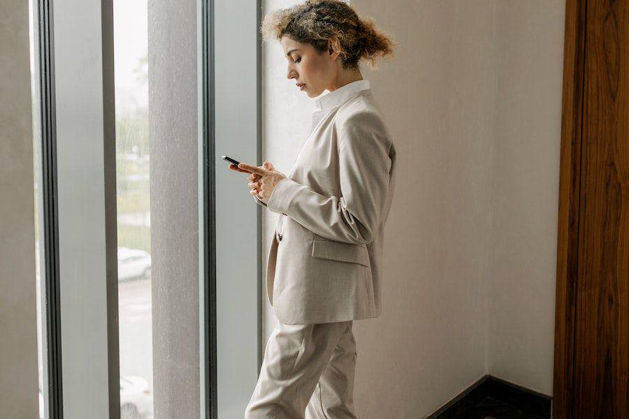 Ilustrasi perempuan bermain handphone (pexels.com/Alena Darmel)