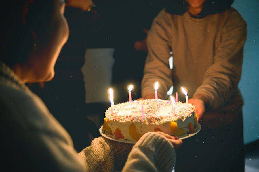 momen ulang tahun anak (pexels.com/Ami Suhzu)