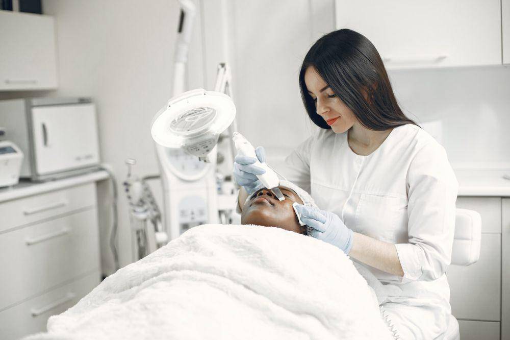 ilustrasi melakukan perawatan microneedling (pexels.com/Gustavo Fring)
