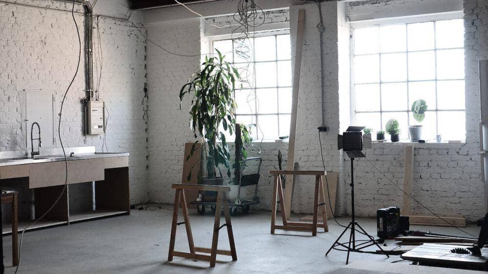 ilustrasi sill jendela dapat membuatnya terlihat luas (pexels.com/Skylar Kang)