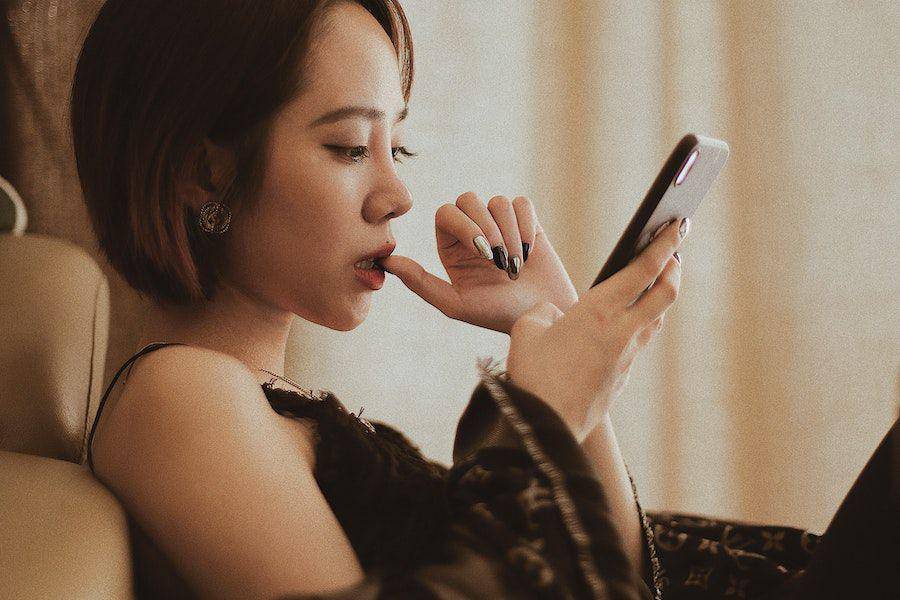 Ilustrasi perempuan bermain handphone (pexels.com/Teddy Yang)