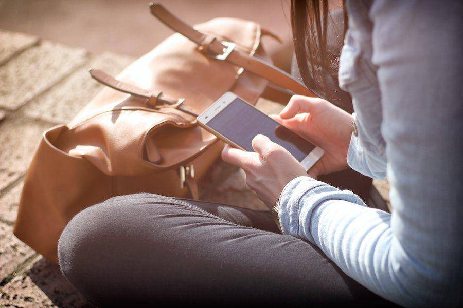 Ilustrasi perempuan bermain handphone (pexels.com/Tofros.com)