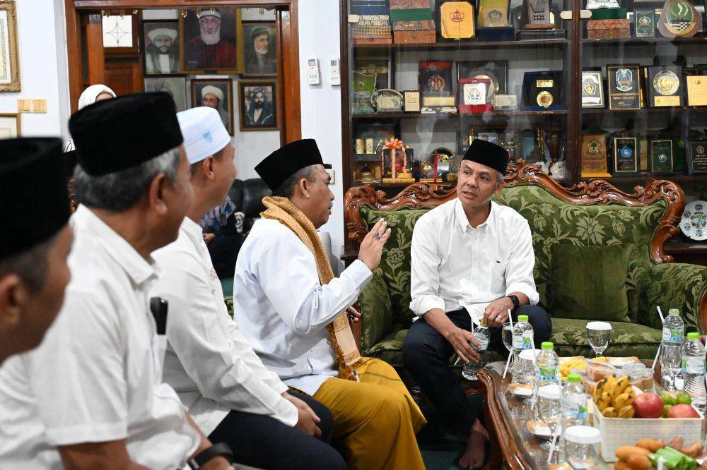 Ganjar Pranowo Ziarah ke Makan Abah Sepuh dan Abah Anom (IDN Times/Jabar)