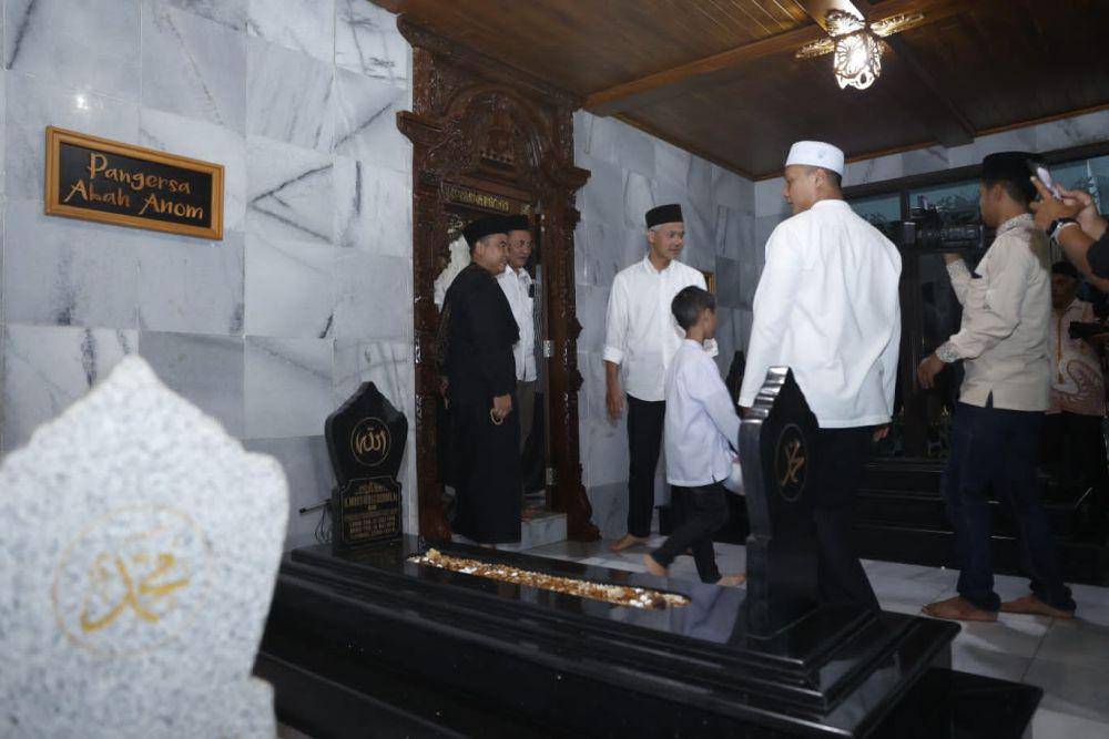 Ganjar Pranowo Ziarah ke Makan Abah Sepuh dan Abah Anom (IDN Times/Jabar)