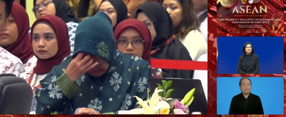 Menteri Tri Rismaharini menangis dalam Forum AHSF di Makassar, Rabu  (11/10/2023)/YouTube Kemensos