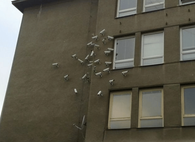 desain dan penempatan CCTV aneh (reddit.com/Xeno-1X)