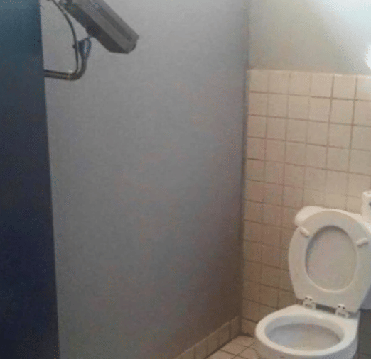 desain dan penempatan CCTV aneh (reddit.com/REDPIG86)