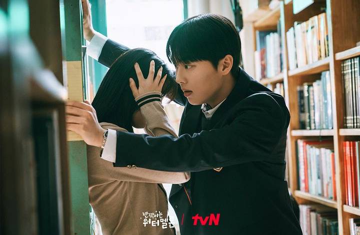 Shin Eun Soo dan Choi Hyun Wook sebagai Yoon Cheong Ah dan Ha Yi Chan di drakor Twinkling Watermelon (instagram.com/tvn_drama)