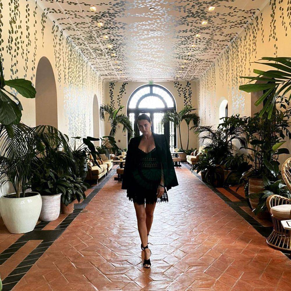 ide gaya Adriana Lima  (instagram.com/adrianalima)