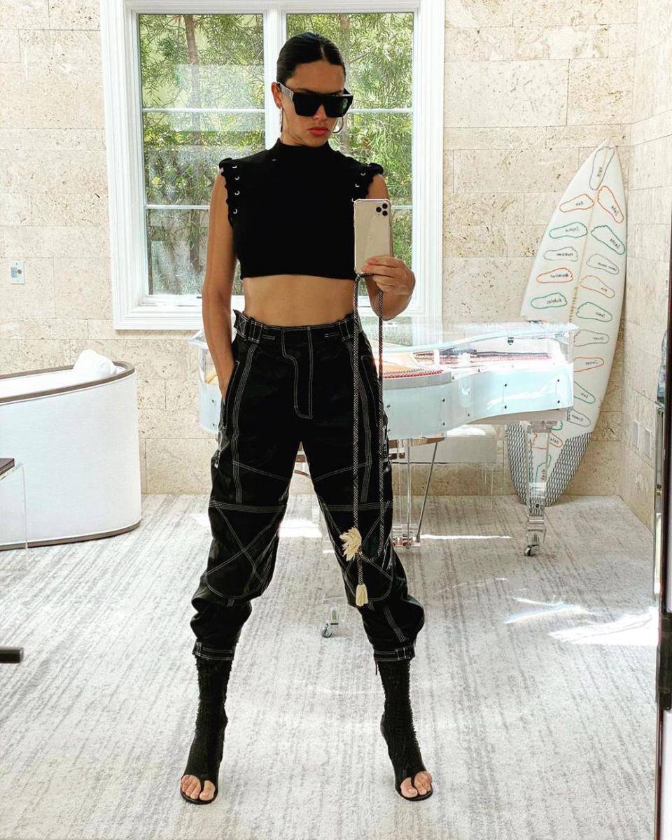 ide gaya Adriana Lima  (instagram.com/adrianalima)