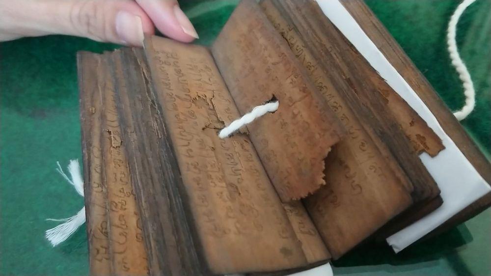Dinas Perpustakaan Tulungagung Simpan Manuskrip Kuno