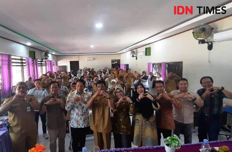 Deputi Alimuddin beserta Associate Professor ITB, Nia Kurniasih dan seluruh peserta foto dengan menujukan logo IKN (IDN Times/Ervan)