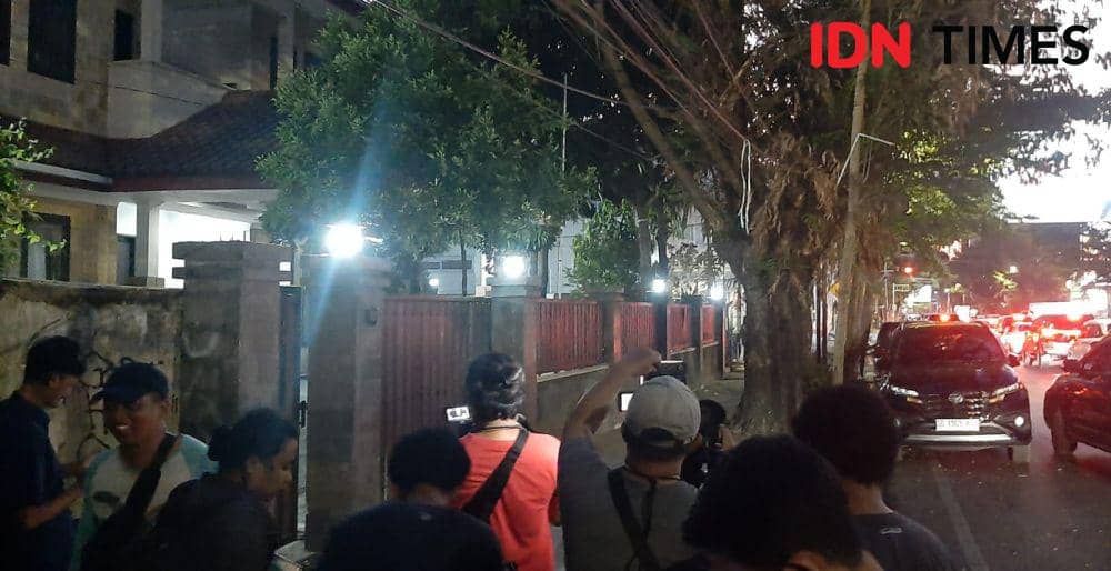 Suasana di depan rumah ibu dari eks Menteri Pertanian, Syahrul Yasin Limpo di Jalan Haji Bau, Kota Makassar, Rabu (11/10/2023). IDN Times/Dahrul Amri Lobubun