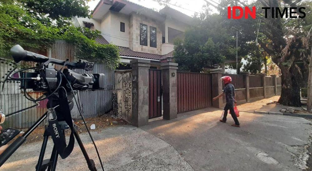 Suasana di depan rumah ibu dari eks Menteri Pertanian, Syahrul Yasin Limpo di Jalan Haji Bau, Kota Makassar, Rabu (11/10/2023). IDN Times/Dahrul Amri Lobubun