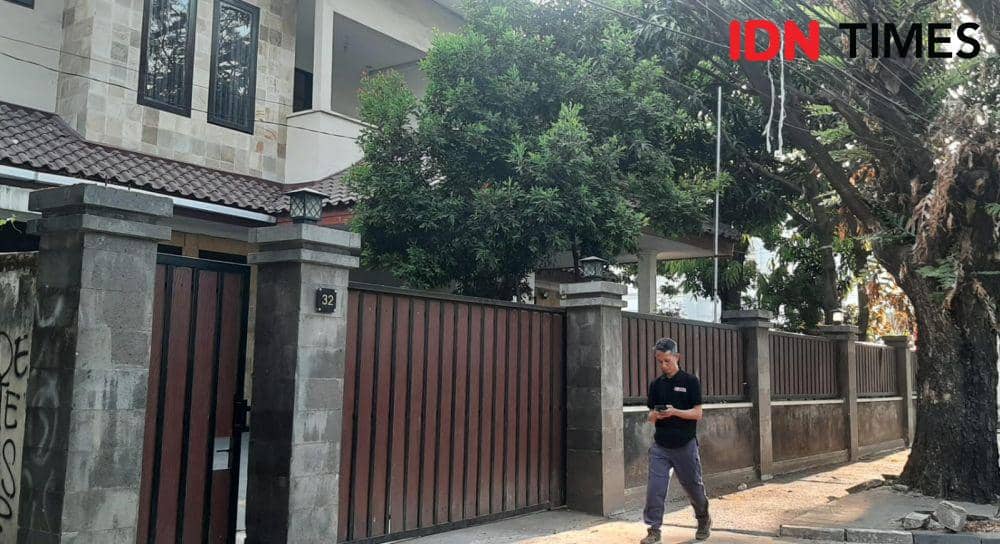 Suasana di depan rumah ibu dari eks Menteri Pertanian, Syahrul Yasin Limpo di Jalan Haji Bau, Kota Makassar, Rabu (11/10/2023). IDN Times/Dahrul Amri Lobubun