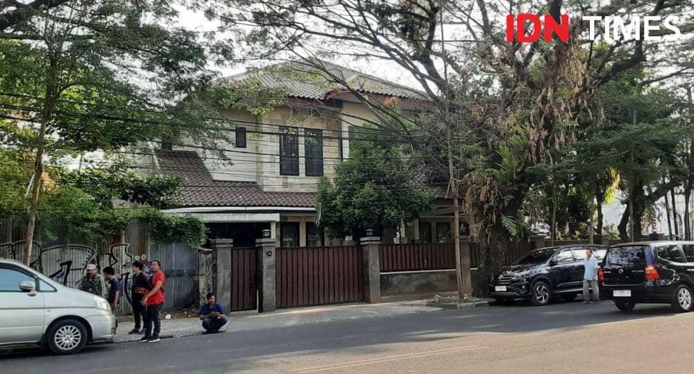 Suasana di depan rumah ibu dari eks Menteri Pertanian, Syahrul Yasin Limpo di Jalan Haji Bau, Kota Makassar, Rabu (11/10/2023). IDN Times/Dahrul Amri Lobubun