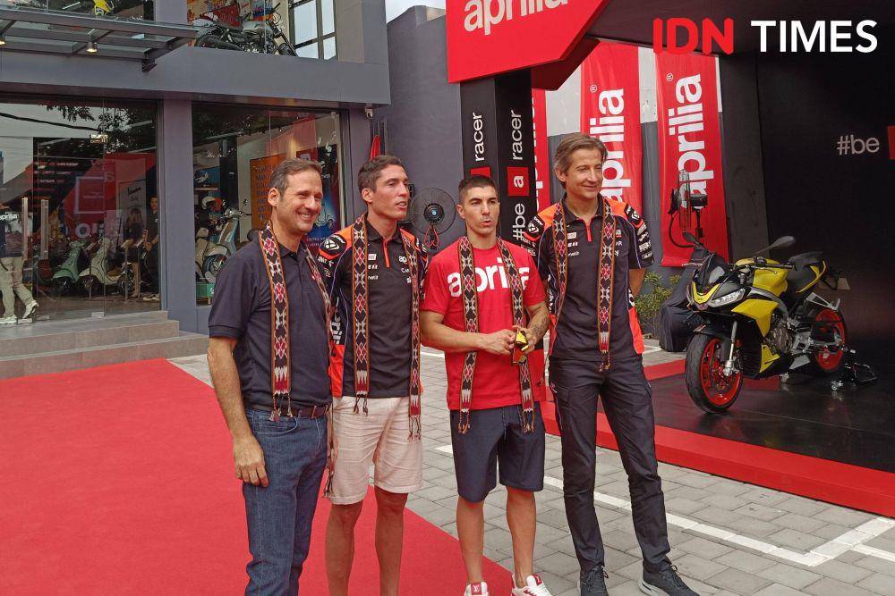 Pebalap Aprilia Racing Team Aleix Espargaro dan Maverick Vinales hadir di Motoplex Mataram, Rabu (11/10/2023). (IDN Times/Tino)