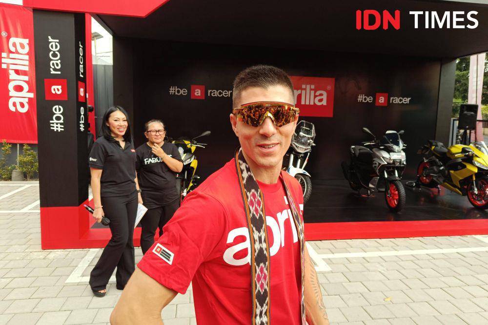 Pebalap Aprilia Racing Team, Maverick Vinales hadir di Motoplex Mataram, Rabu (11/10/2023). (IDN Times/Tino)