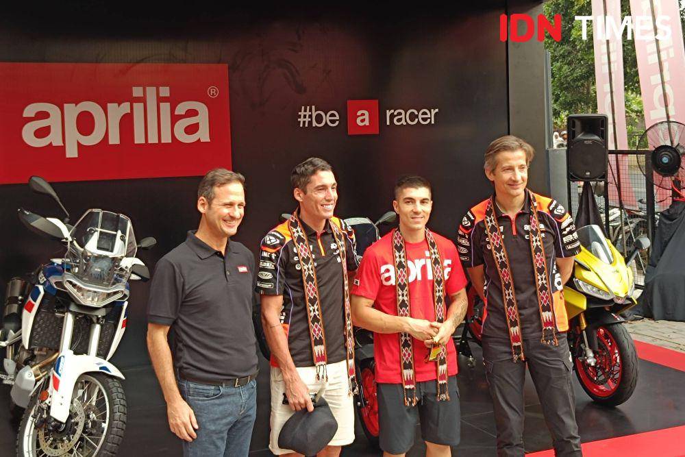 Pebalap Aprilia Racing Team Aleix Espargaro dan Maverick Vinales hadir di Motoplex Mataram, Rabu (11/10/2023). (IDN Times/Tino)