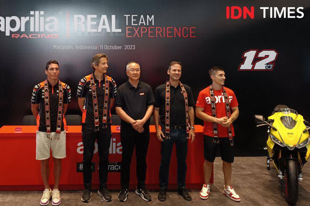 Pebalap Aprilia Racing Team Aleix Espargaro dan Maverick Vinales hadir di Motoplex Mataram, Rabu (11/10/2023). (IDN Times/Tino)