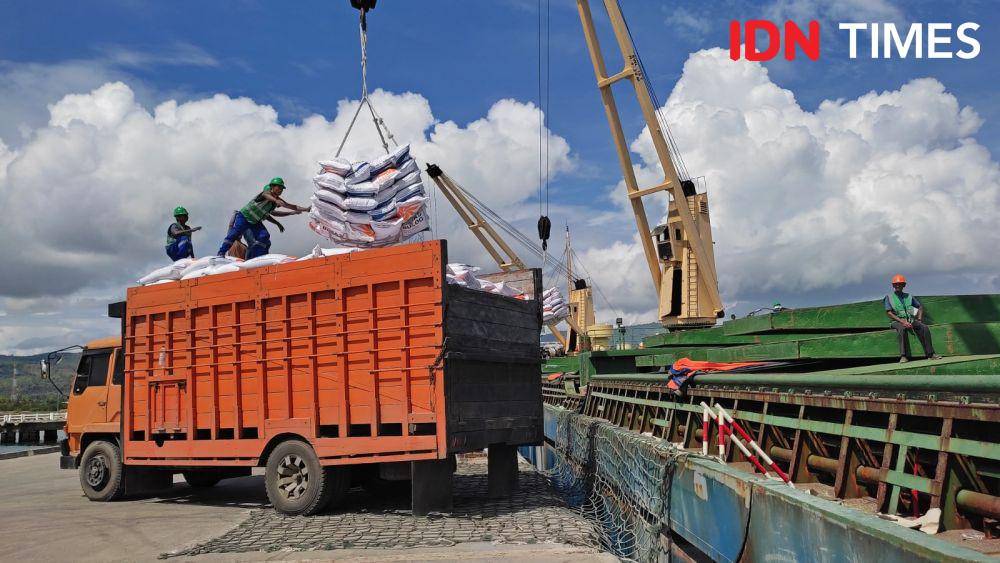 Bongkar muat beras impor milik Perum Bulog di Pelabuhan Malahayati, Kabupaten Aceh Besar, Aceh. (IDN Times/Muhammad Saifullah)