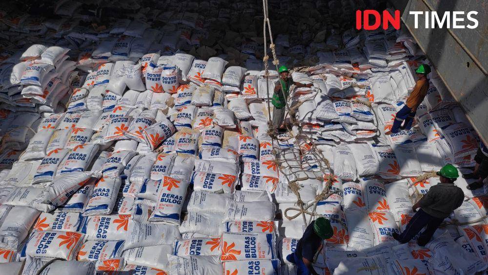 Bongkar muat beras impor milik Perum Bulog di Pelabuhan Malahayati, Kabupaten Aceh Besar, Aceh. (IDN Times/Muhammad Saifullah)