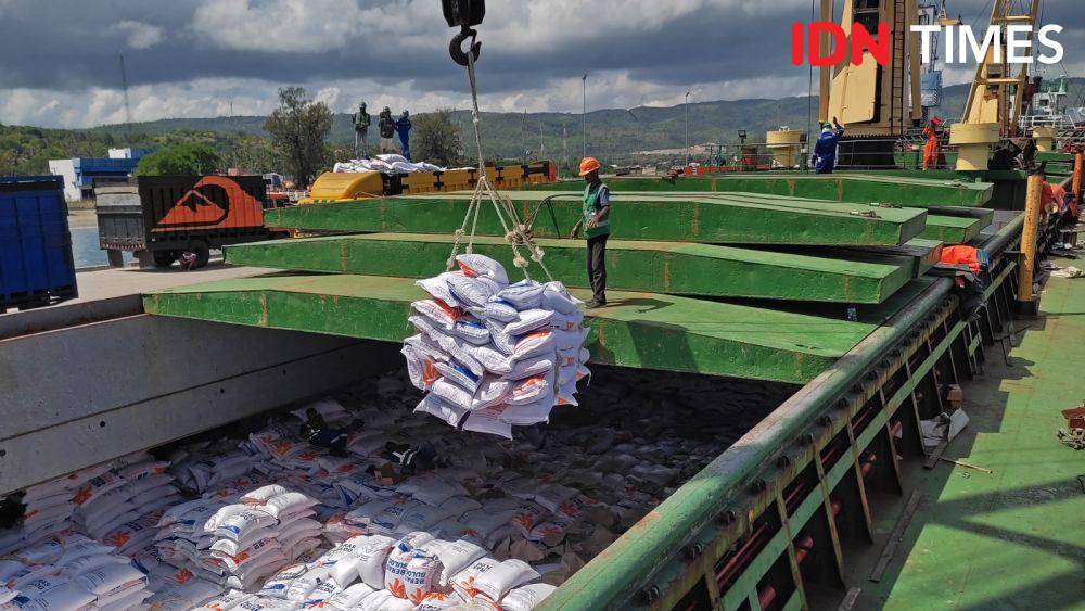 Bongkar muat beras impor milik Perum Bulog di Pelabuhan Malahayati, Kabupaten Aceh Besar, Aceh. (IDN Times/Muhammad Saifullah)