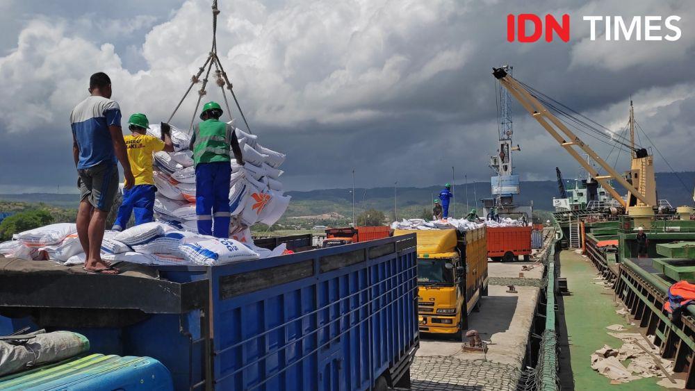 Bongkar muat beras impor milik Perum Bulog di Pelabuhan Malahayati, Kabupaten Aceh Besar, Aceh. (IDN Times/Muhammad Saifullah)