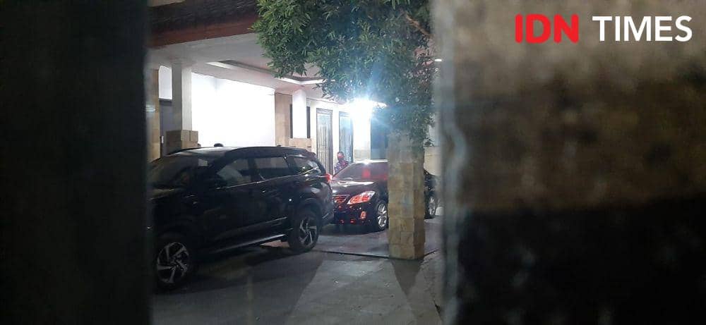 Syahrul Yasin Limpo meninggalkan rumah ibunya di Kota Makassar, Sulawesi Selatan (Sulsel), Rabu (11/10/2023). IDN Times/Dahrul Amri Lobubun