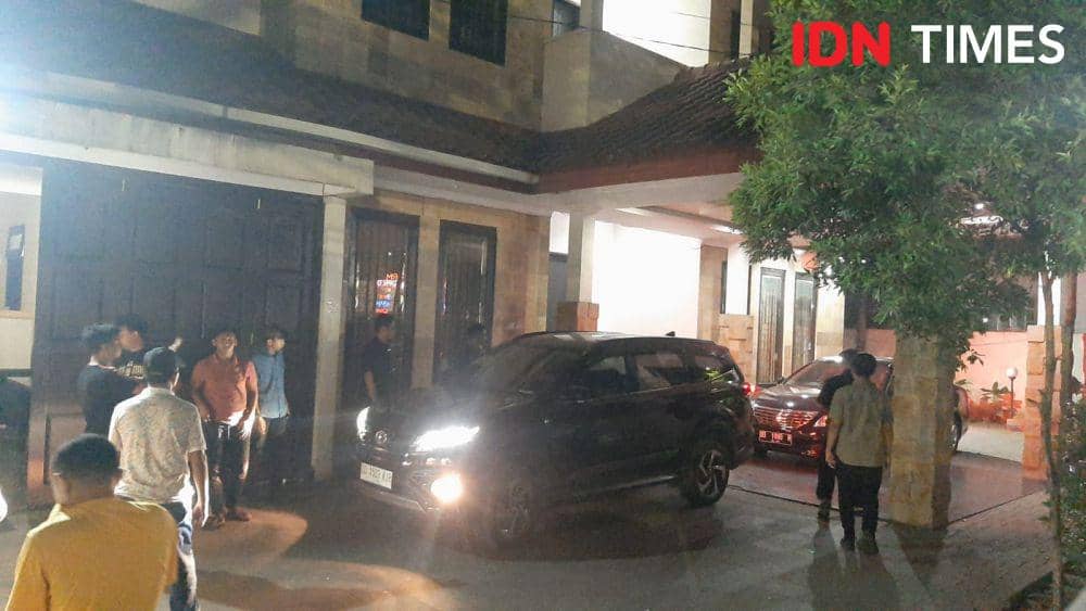 Syahrul Yasin Limpo meninggalkan rumah ibunya di Kota Makassar, Sulawesi Selatan (Sulsel), Rabu (11/10/2023). IDN Times/Dahrul Amri Lobubun