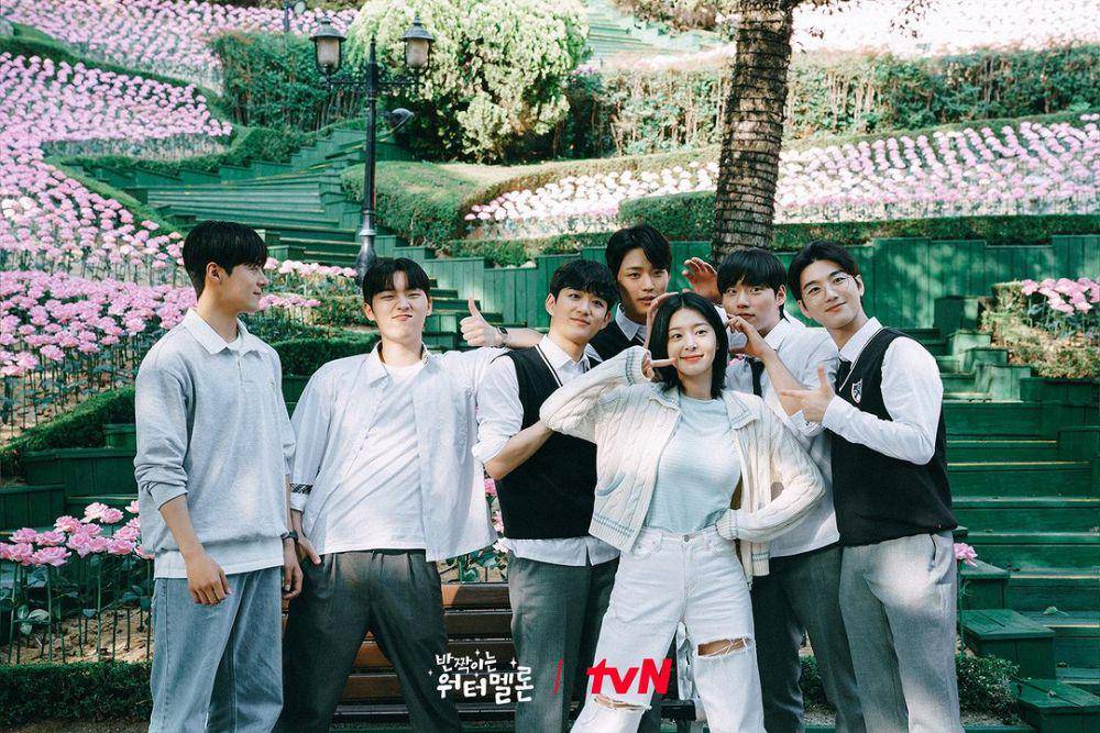 potret Seol In Ah bersama karakter lain di drama Twinkling Watermelon (instagram.com/tvn_drama)
