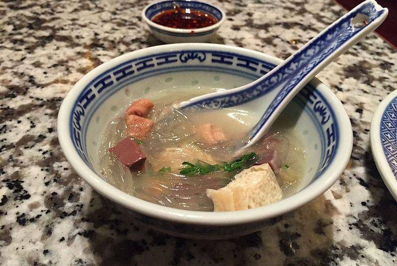 Duck blood and vermicelli soup (commons.wikimedia.org/N509FZ)