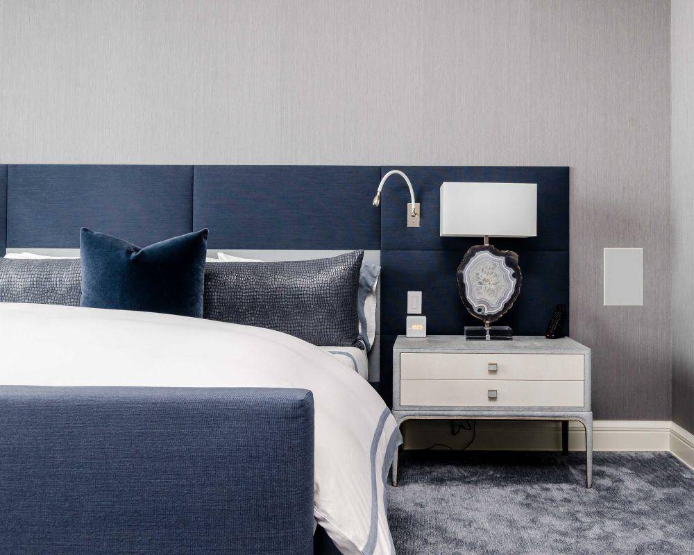inspirasi kamar tidur dengan lantai full karpet (unsplash.com/Chastity Cortijo)