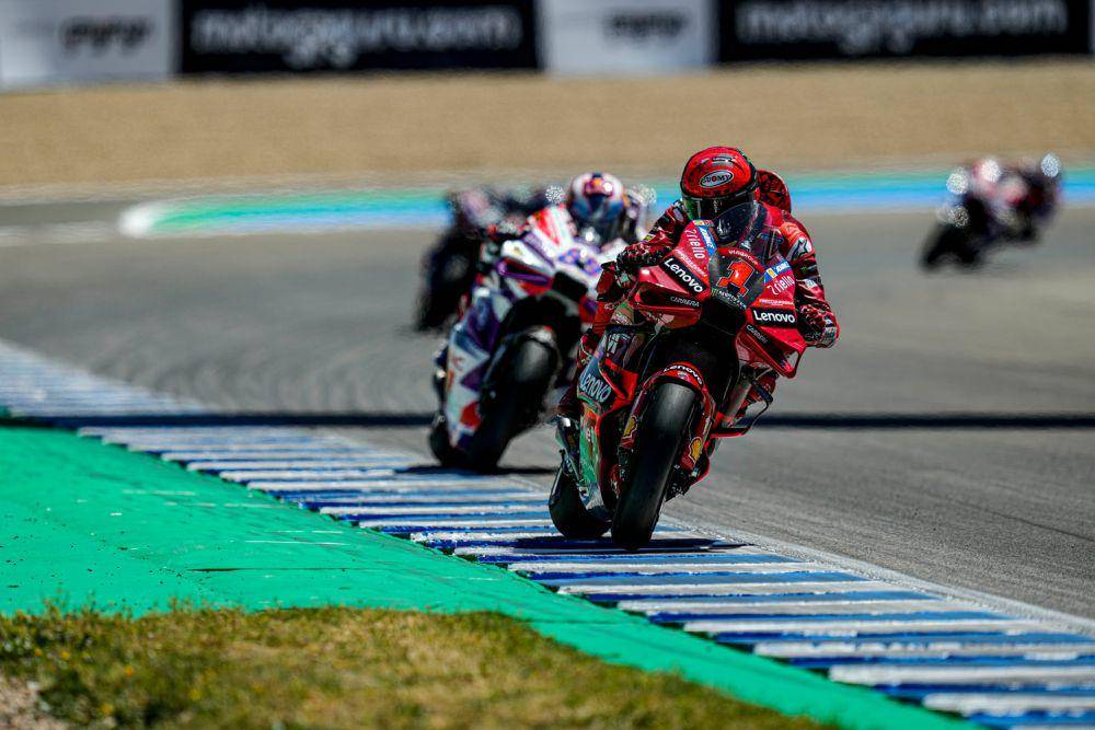 Francesco Bagnaia berada di depan Jorge Martin saat sprint race GP Spanyol 2023. (ducati.com)
