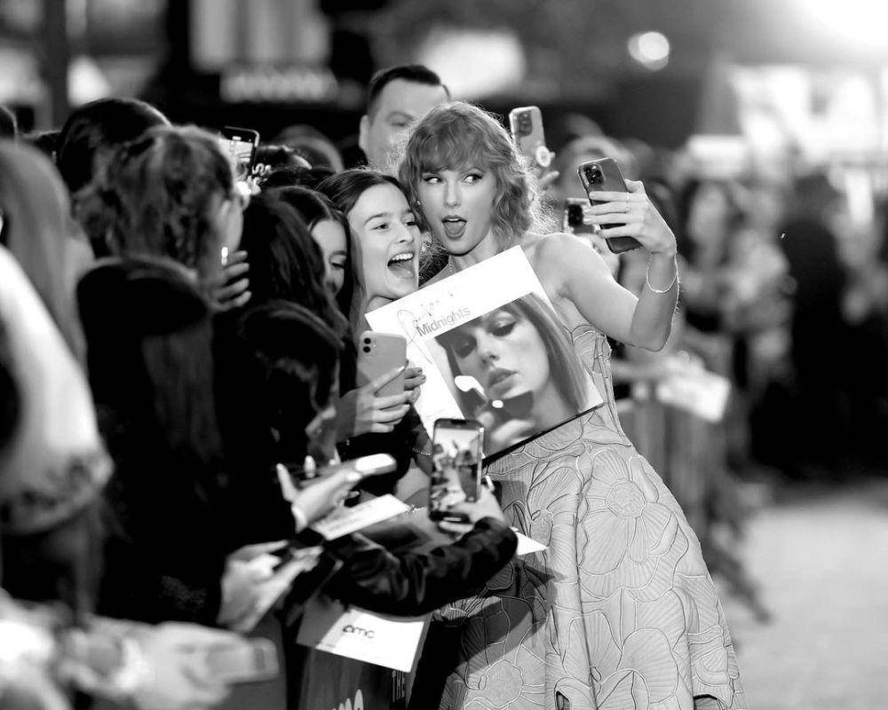 Taylor Swift berpotret bersama fans (instagram.com/taylorswift)