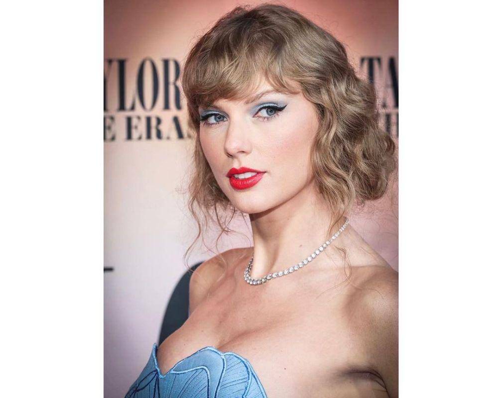 Taylor Swift dengan riasan bernuansa biru (instagram.com/taylorswift)