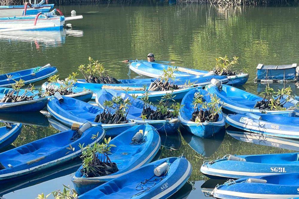 Kelompok Masyarakat Pengawas (Pokmaswas) Mina Werdhi Batu Lumbang melakukan kegiatan di kawasan mangrove (Dok.IDN Times/istimewa)