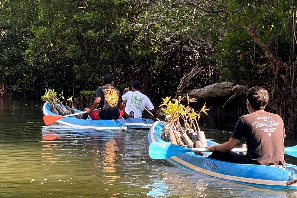 Kelompok Masyarakat Pengawas (Pokmaswas) Mina Werdhi Batu Lumbang melakukan kegiatan di kawasan mangrove (Dok.IDN Times/istimewa)