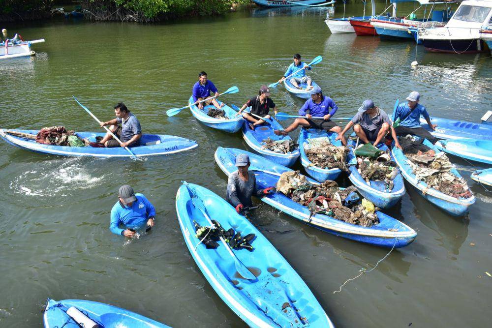 Kelompok Masyarakat Pengawas (Pokmaswas) Mina Werdhi Batu Lumbang melakukan kegiatan di kawasan mangrove (Dok.IDN Times/istimewa)