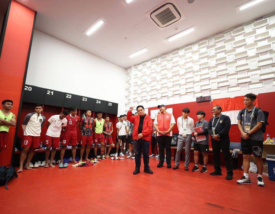 Pemain Timnas Indonesia bersama Erick Tohir di ruang ganti pemain. (Pssi.org)