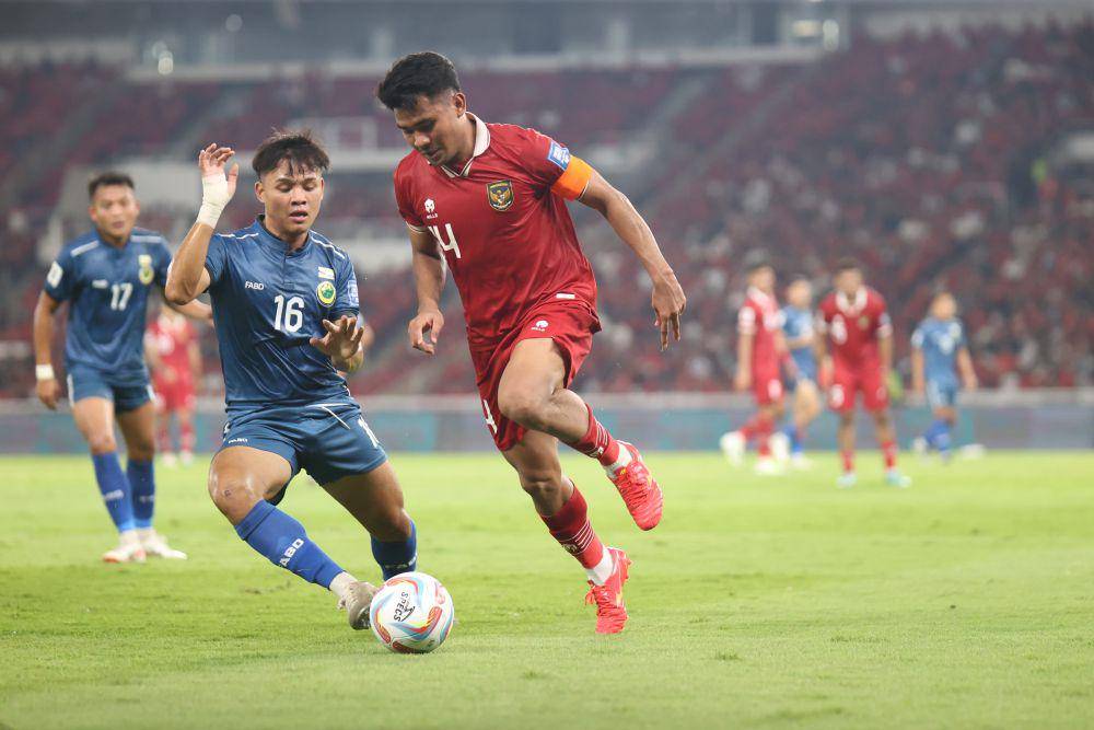 Pemain Brunei Darussalam (kiri) dan Indonesia (kanan) sedang berebut bola. (Pssi.org)