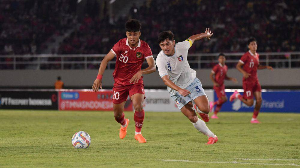 Hokky Caraka (kiri) saat mengejar bola dalam suatu pertandingan. (Pssi.org)